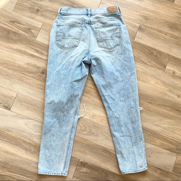 American Eagle Outfitters Denim - AE Mom Jeans High Rise Loose Fit Light Wash Denim Women’s Size 4 American Eagle